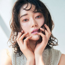 80’sムードを取り入れた青みピンクメイクで柔らかい雰囲気に♪｜人気H＆M岡田知子さんが提案する最旬夏メイク