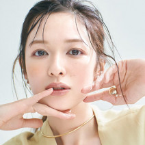 人気H＆M 林 由香里さんの今夏イチオシメイク｜イエローベージュ×シルバーラメでほんわかヌーディ顔に