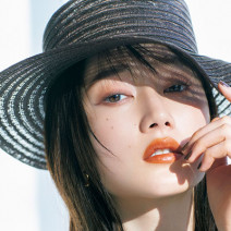 SUQQUの透けオレンジリップのアクセントで太陽が似合う夏顔メイクにトライ！｜人気H＆Mの林 由香里さんが新鮮夏メイクを提案