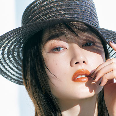 SUQQUの透けオレンジリップのアクセントで太陽が似合う夏顔メイクにトライ！｜人気H＆Mの林 由香里さんが新鮮夏メイクを提案