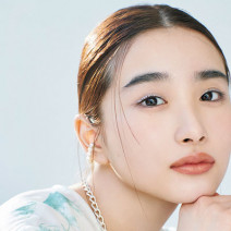 RMKのメタリックアイライナーをプラスするだけで一気に夏顔に！｜人気H&Mが最旬メイクを提案