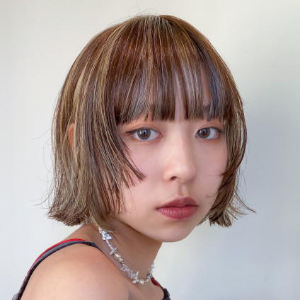 たっぷりの鮮やかハイライトと姫バングでトレンド夏ヘアに