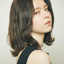 伸ばしかけ前髪にも！たっぷりレイヤーの女っぽ外ハネミディ｜最旬ヘアカタログ
