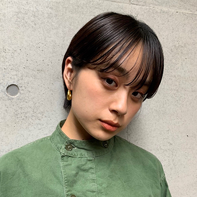 耳かけですっきり印象にも！大人かわいいマッシュショート｜最旬ヘアカタログ