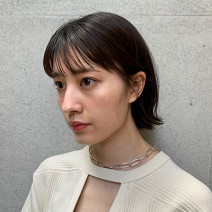 夏の日差しに映えるオリーブカラーと！シンプルな大人の外ハネボブ｜最旬ヘアカタログ