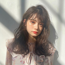 ちょろバングでおしゃれ感UP！大人可愛いロングウェーブ｜最旬ヘアカタログ