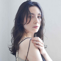 パーマ×レイヤーで抜け感たっぷり！美人見え抜群のロングヘア｜最旬ヘアカタログ