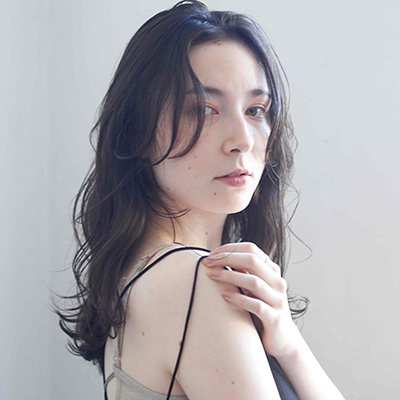 パーマ×レイヤーで抜け感たっぷり！美人見え抜群のロングヘア｜最旬ヘアカタログ