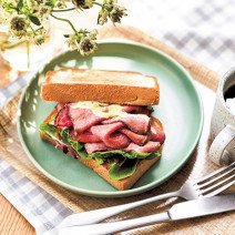 【月曜日】低糖質パンとローストビーフの代謝UPサンドイッチ｜平日5日間の「ずるやせ朝食」レシピ