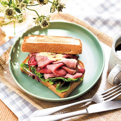 【月曜日】低糖質パンとローストビーフの代謝UPサンドイッチ｜平日5日間の「ずるやせ朝食」レシピ