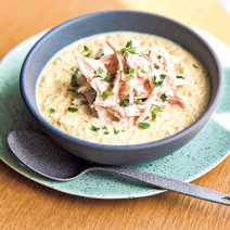 【火曜日】オートミールとサラダチキンのやみつきカレーリゾット｜平日5日間の「ずるやせ朝食」レシピ