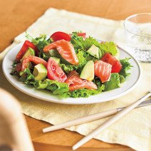 【水曜日】サーモン・トマト・アボカドのパーフェクトサラダ｜平日5日間の「ずるやせ朝食」レシピ