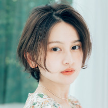 前髪で簡単印象チェンジ！ 柔らかいフェミニンショートボブ