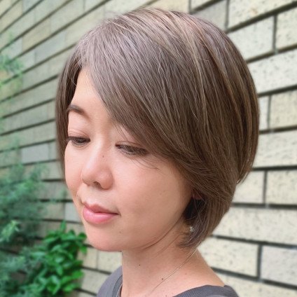 大人の夏ヘアはハイトーンカラーと前下がりボブで楽しもう