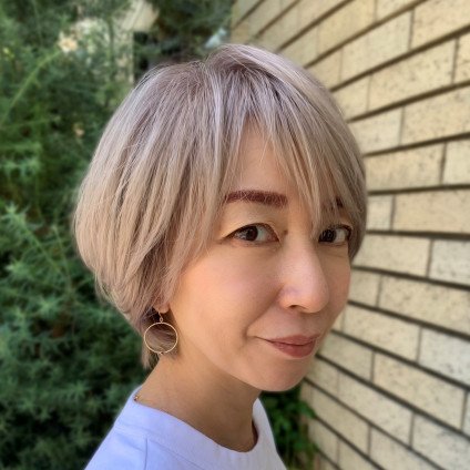 白髪ヘアならハイトーンのプラチナカラーもきれい！大人ショートの夏ヘア
