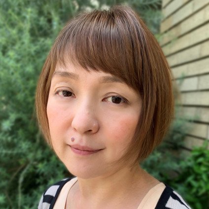 白髪ぼかしとナチュラウブラウンの大人平行ボブ