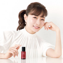 “ナンバー1”愛用コスメ、赤いカメリアの魅力をひもとく｜石井美保さんと考えるエイジングケアの始めどき