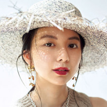 ドラマティックな赤リップが主役♪ 上白石萌歌さんの太陽とたわむれる夏メイク