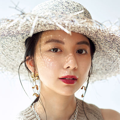 ドラマティックな赤リップが主役♪ 上白石萌歌さんの太陽とたわむれる夏メイク