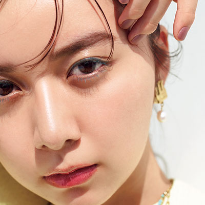 上白石萌歌さんが今年旬な夏メイクに挑戦｜オペラの寒色カラーマスカラで夏らしい色どりをプラス
