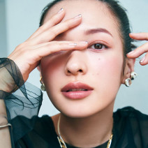 【最新チークランキング】立体的な表情とみずみずしい血色感を演出するチークは？｜『美的』2022年上半期ベスコス