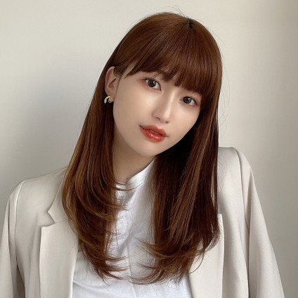 小顔効果抜群！ワイドバングとロングストレートのドーリースタイル