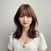 くびれレイヤーで大人の韓国ヘアに！美肌カラー＆骨格補正のふんわりセミロング｜最旬ヘアカタログ