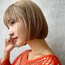 小顔も叶える！ベージュカラー＆前上がりのミニボブでおしゃれ可愛い｜最旬ヘアカタログ