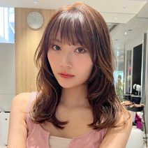 小顔も柔らか見せも叶う！ふわっとカールのセミロングレイヤー｜最旬ヘアカタログ