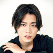 俳優・高橋健介さんがメイクくずれ防止のために愛用しているポーチの中身を大公開！