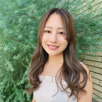 30代からは緩やかウェーブのロングレイヤースタイルでふんわり優し気に