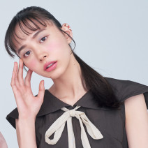 ロングヘアでも涼しげに♪ 甘めブラウスに似合う王道ポニーで好感度MAX！