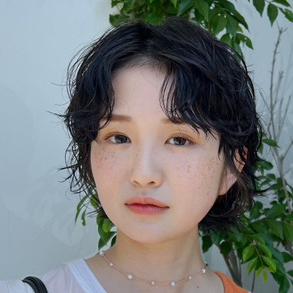 くせ毛を活かしたクルクル可愛いショートの黒髪スタイル