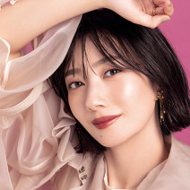 波瑠、メイクに秋色をひとさじ。ぶどう色リップで成熟した大人の色香を纏う