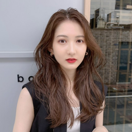 ココアブラウンとセミロング巻髪の大人っぽモテヘア