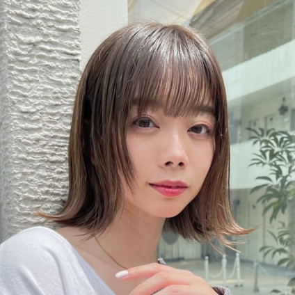 赤みが気になる人は「カーキブルージュ」がおすすめ！外ハネストレートボブ