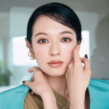 “いいオンナ”感をプラス♪ 王道ブラウンメイクを最旬コンサバヌーディ顔にアップデート！
