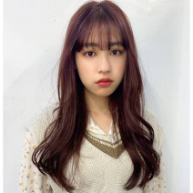「ベリーピンク」にふんわりロングとシースルーバングで韓国ヘアに