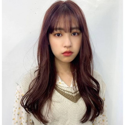 「ベリーピンク」にふんわりロングとシースルーバングで韓国ヘアに