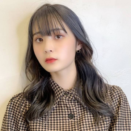 透明感を出す「ラベンダーグレー」と大きめウエーブのミディアムスタイル