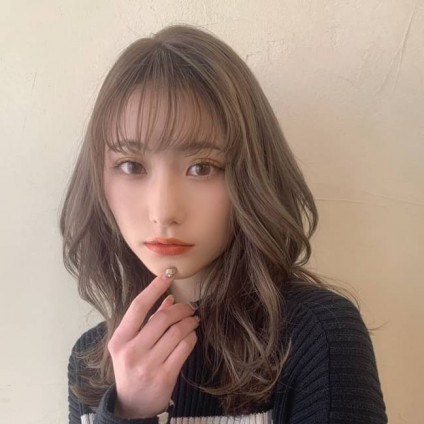 人気のくすみカラー×シースルー×韓国巻きでトレンド詰込みスタイルに