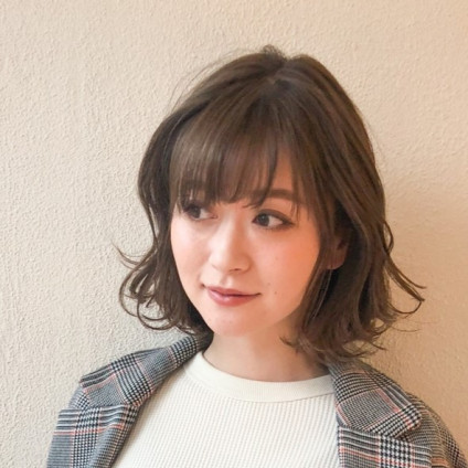 ぱっつんボブと「オリーブグレージュ」の大人モード系ヘア
