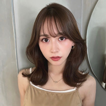 外ハネでも女っぽい！小顔効果抜群の韓流風くびれミディ｜最旬ヘアカタログ