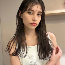 ロングも切りっぱなしが断然おしゃれ！ぱつっとラインの洗練スタイル｜最旬ヘアカタログ