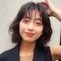 柔らかSカールパーマでカジュアルモードに！小顔効果も抜群なミディヘア｜最旬ヘアカタログ