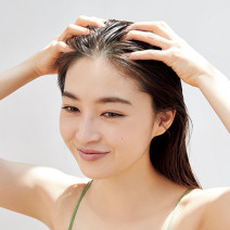 夏の乾燥で髪が固くなる！？ 自宅でセルフケアができるアイテムをご紹介｜サロンでのスペシャルケアも◎