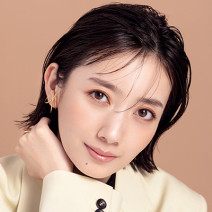 波瑠、まぶたにイチョウ色。しゃれ感と秋ムードを纏った美しさにうっとり
