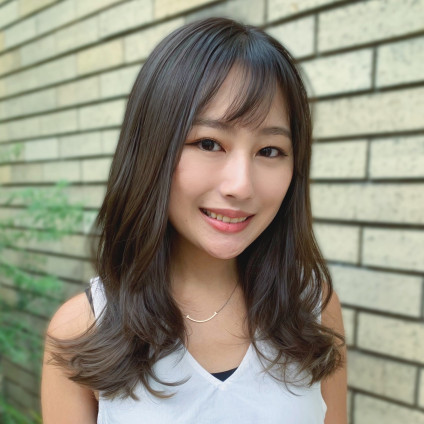 白髪をぼかす極細ハイライトのミディアムエアリー大人ヘア