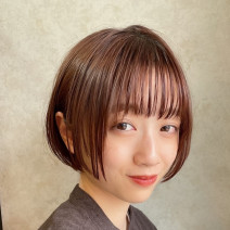丸みショートボブと長めシースルーバングの面長でこ広カバースタイル