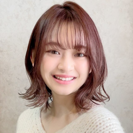 外ハネくびれボブにピンクカラーを合わせた愛されヘア